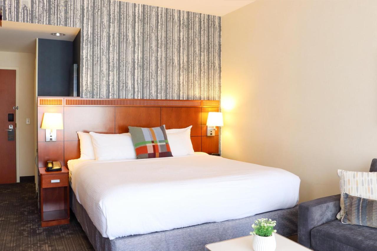 Готель Courtyard Burlington Harbor Екстер'єр фото