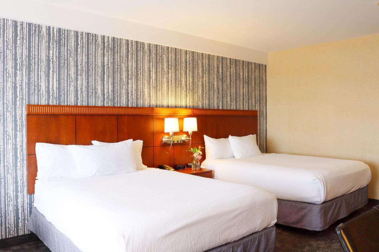 Готель Courtyard Burlington Harbor Екстер'єр фото