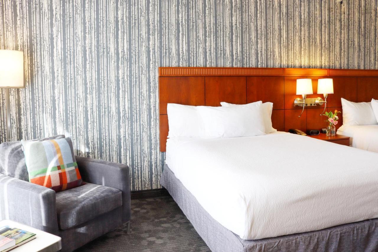 Готель Courtyard Burlington Harbor Екстер'єр фото