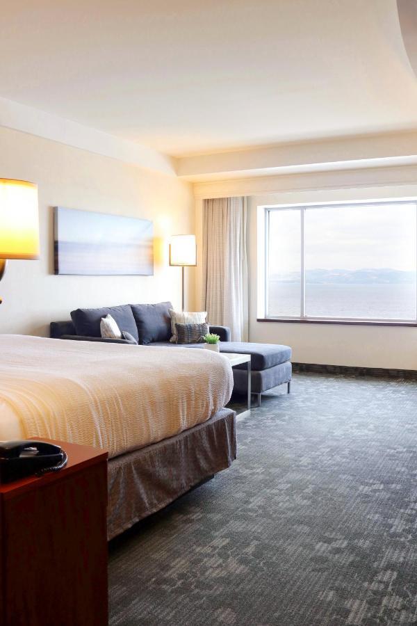 Готель Courtyard Burlington Harbor Екстер'єр фото