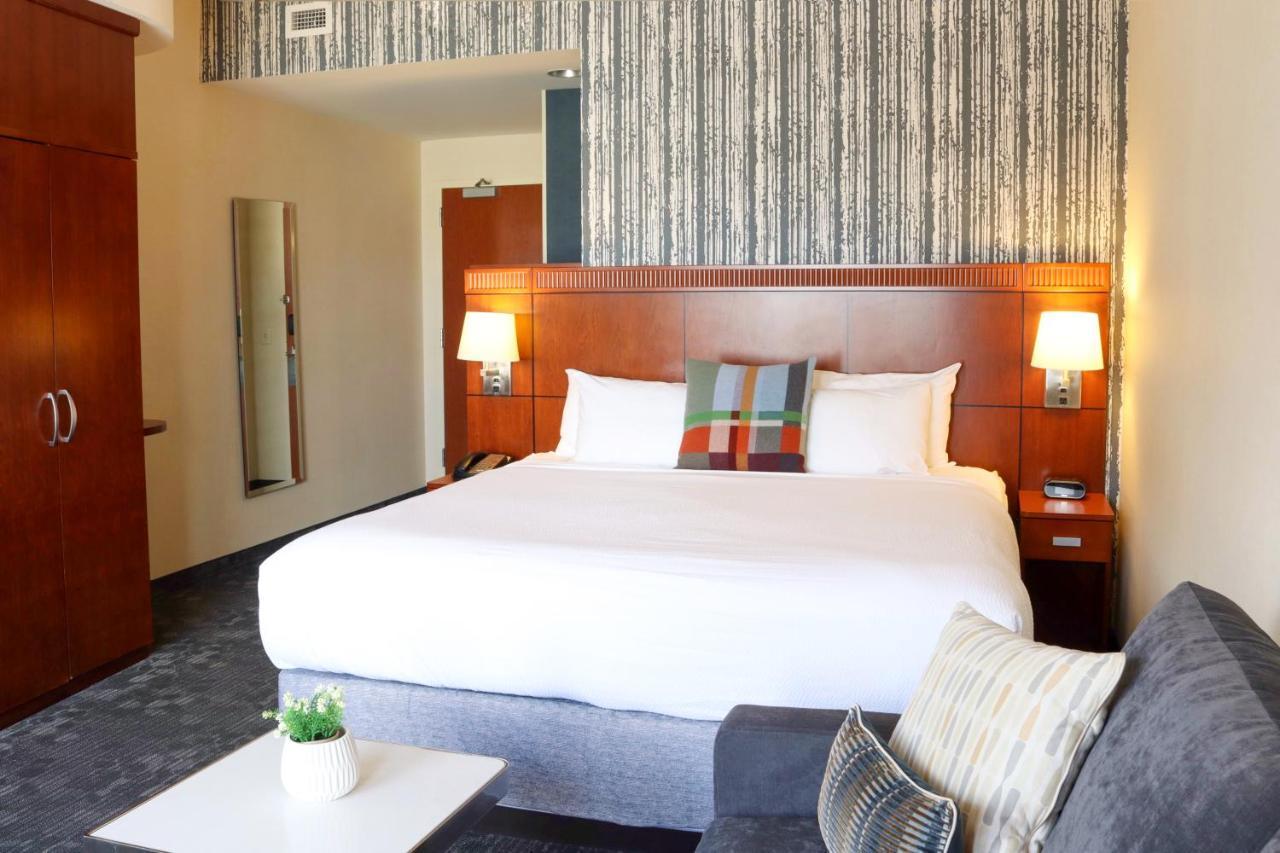 Готель Courtyard Burlington Harbor Екстер'єр фото