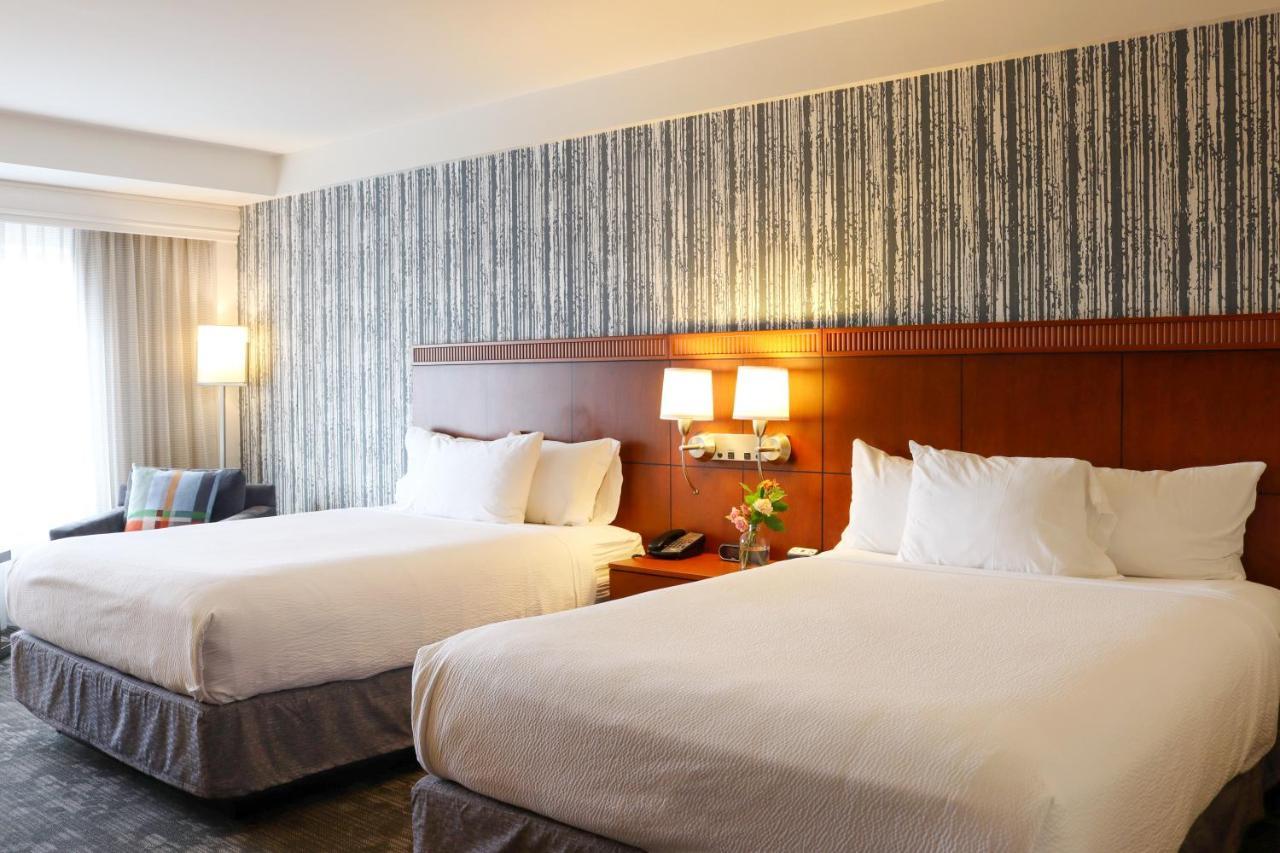Готель Courtyard Burlington Harbor Екстер'єр фото