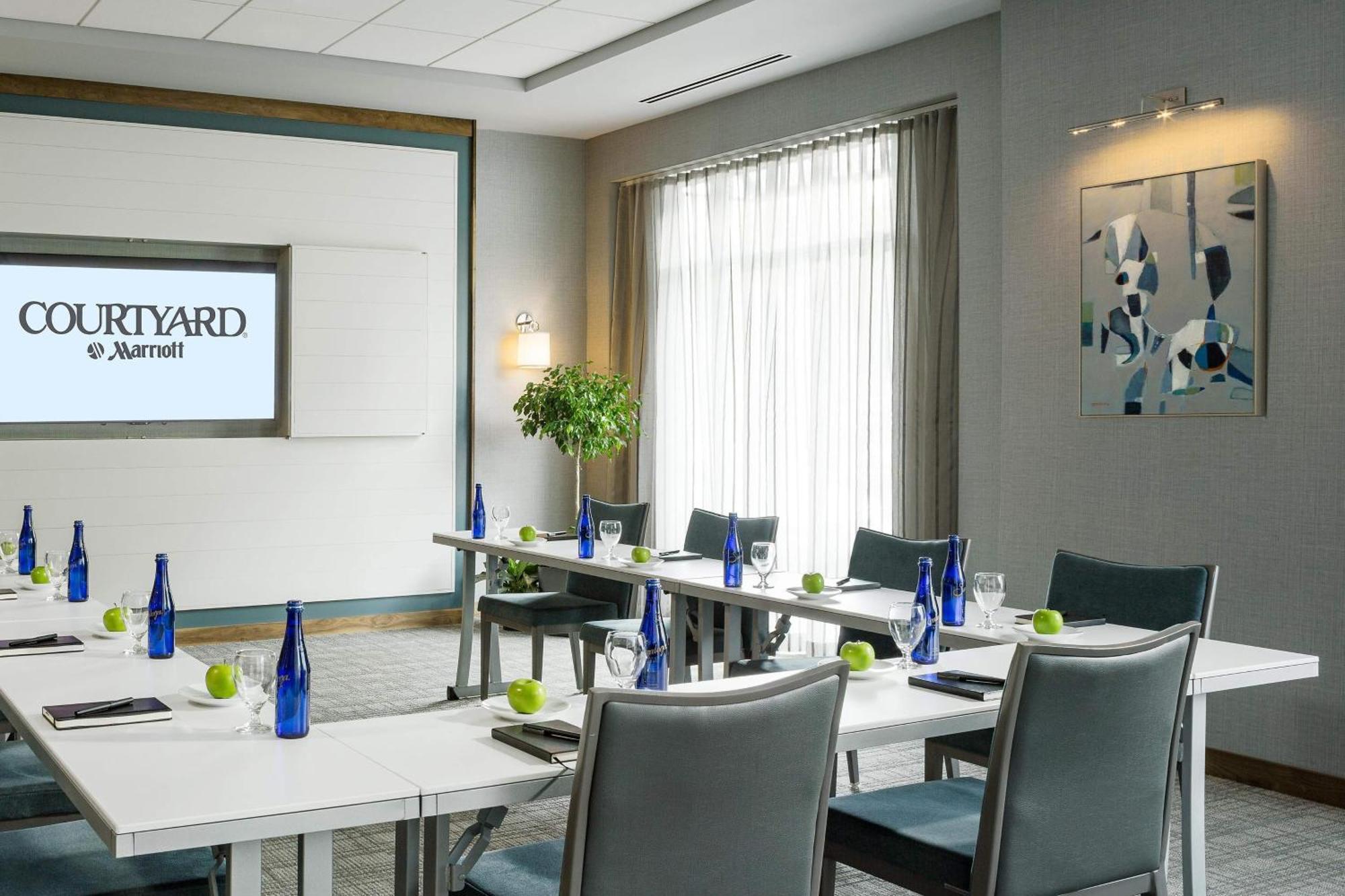 Готель Courtyard Burlington Harbor Екстер'єр фото