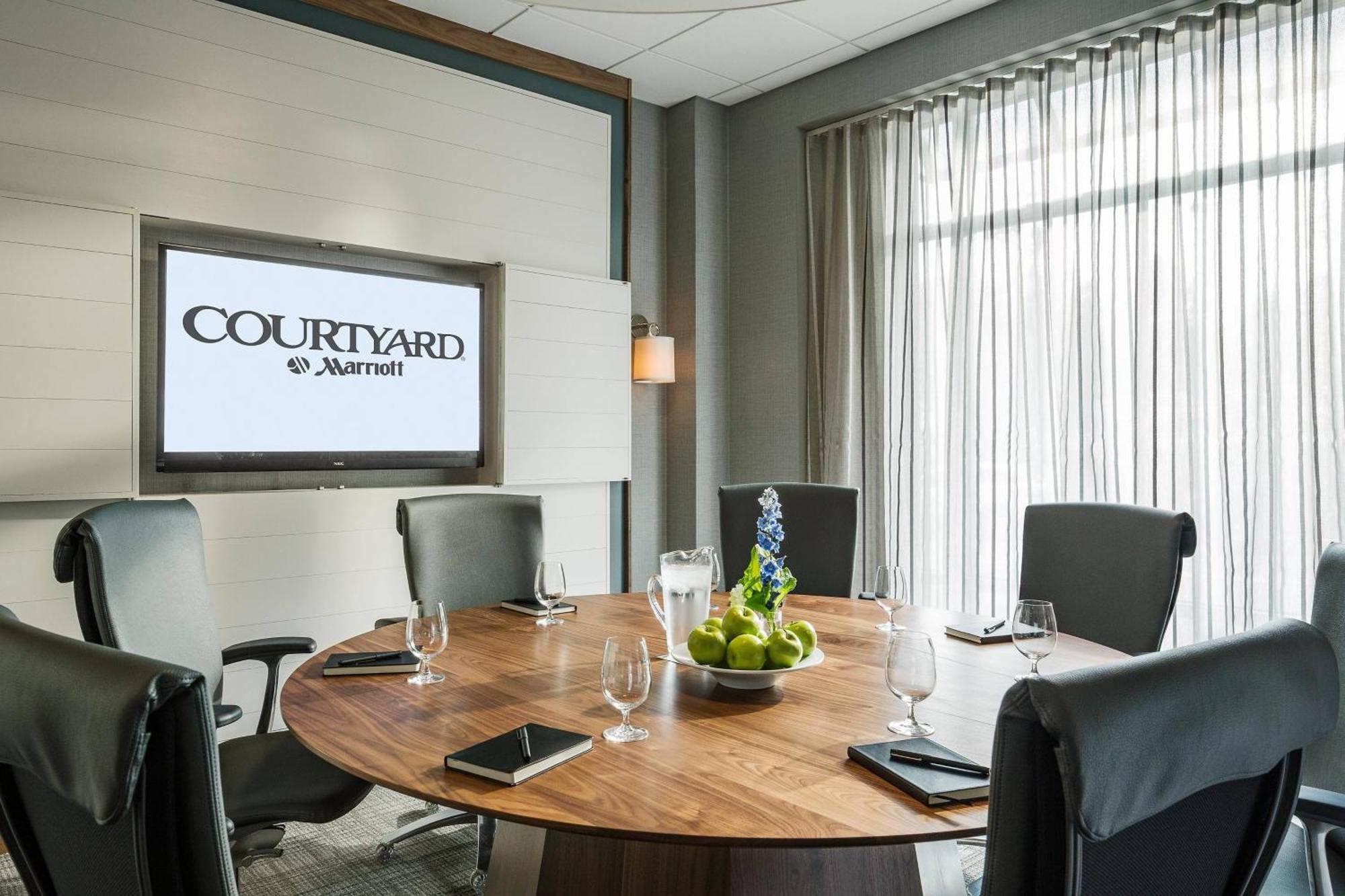 Готель Courtyard Burlington Harbor Екстер'єр фото