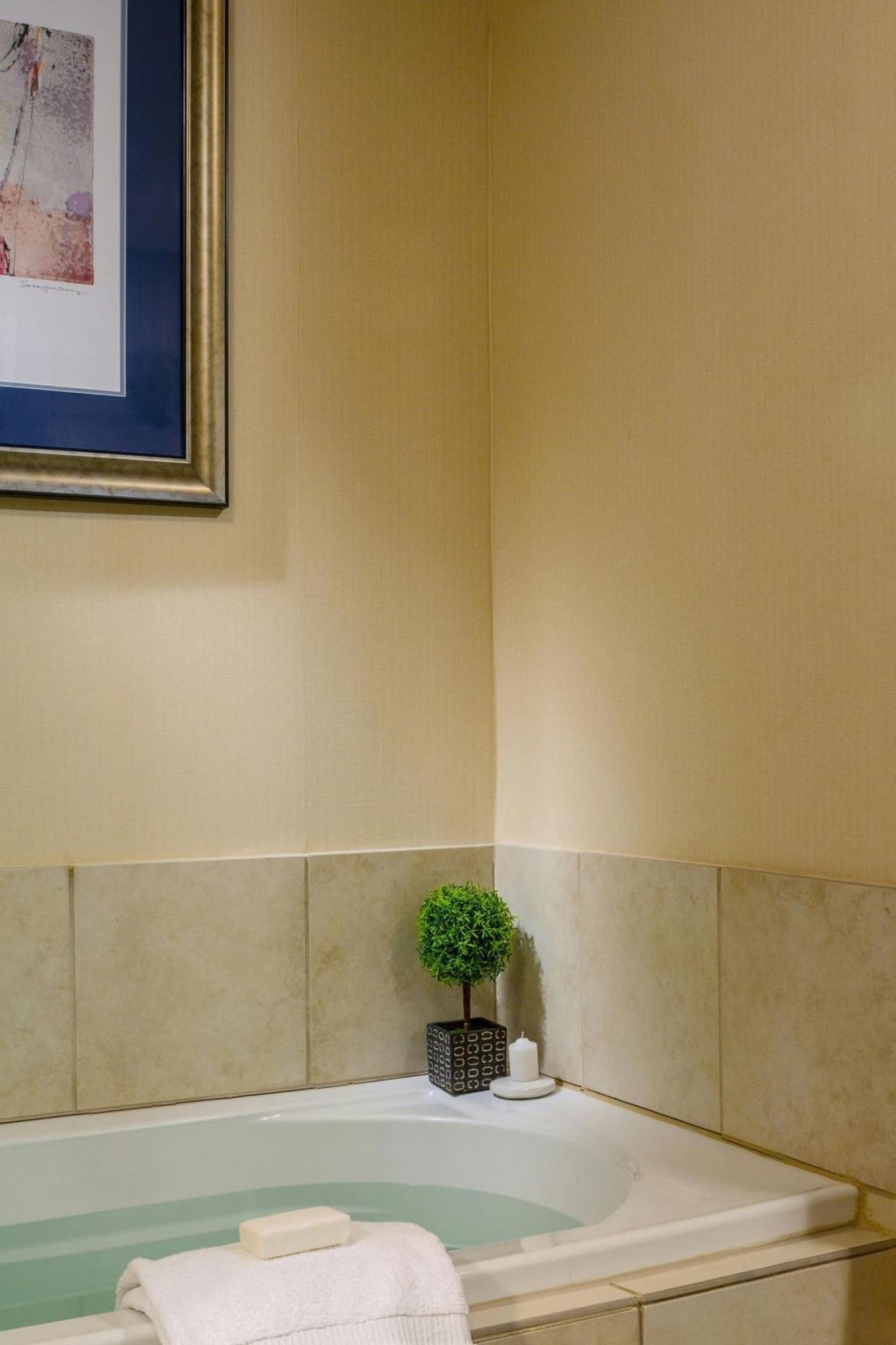 Готель Courtyard Burlington Harbor Екстер'єр фото