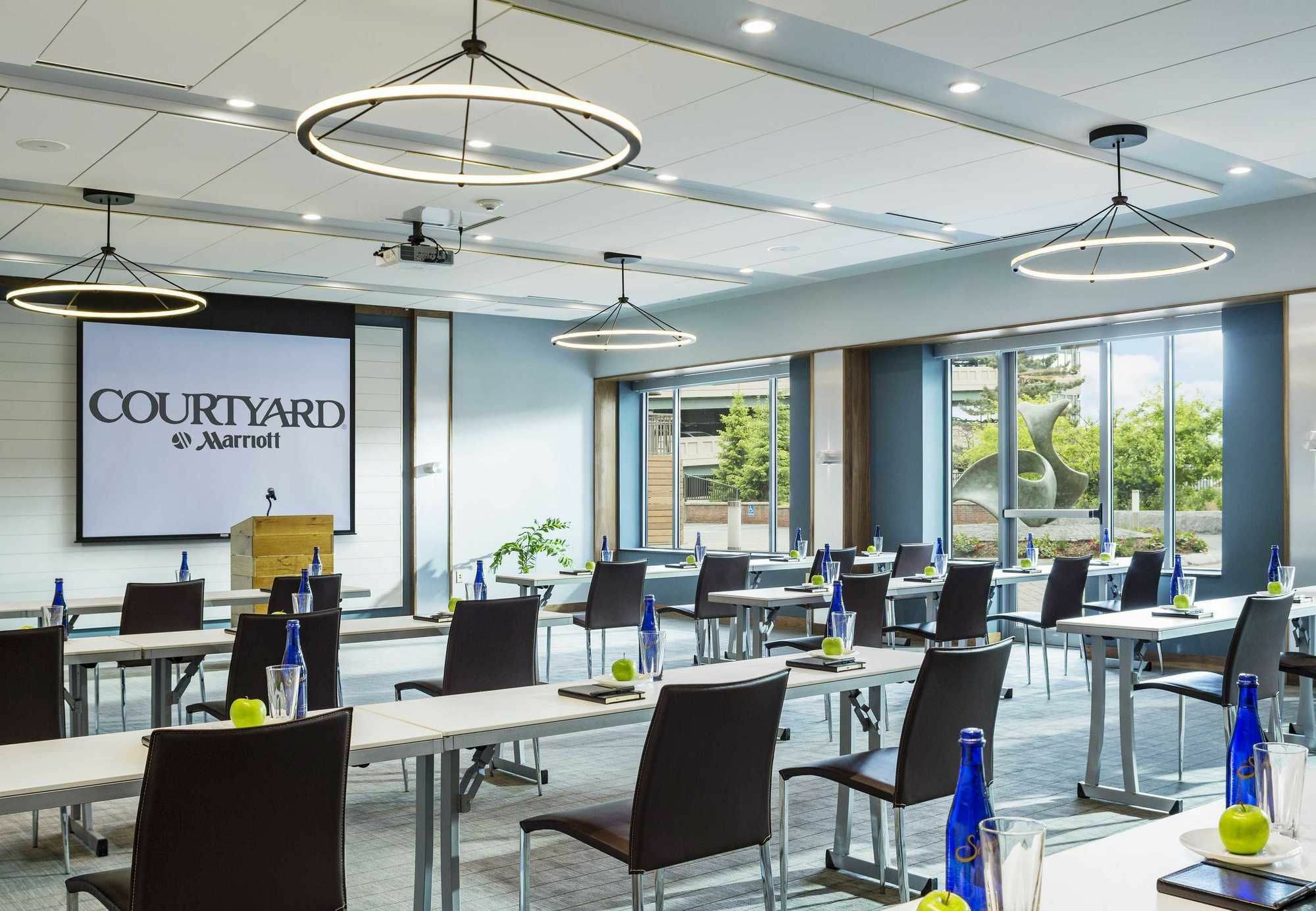 Готель Courtyard Burlington Harbor Екстер'єр фото